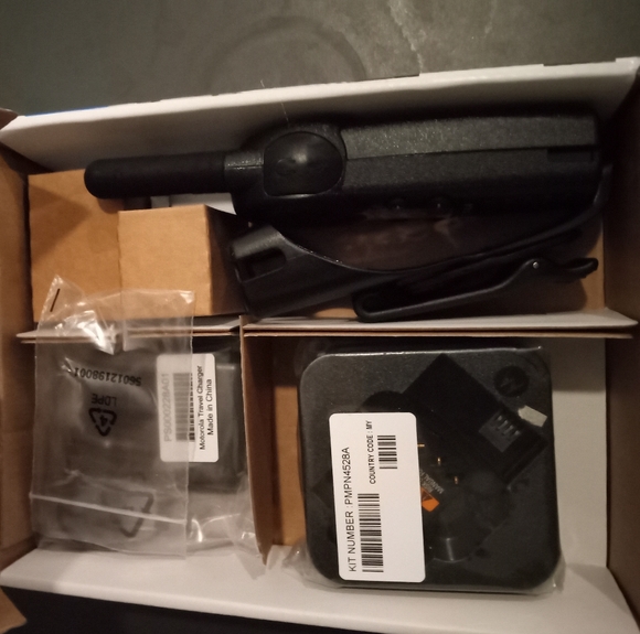 Motorola CLS Two Way Business Radio CLS1110 - Picture 2 of 3